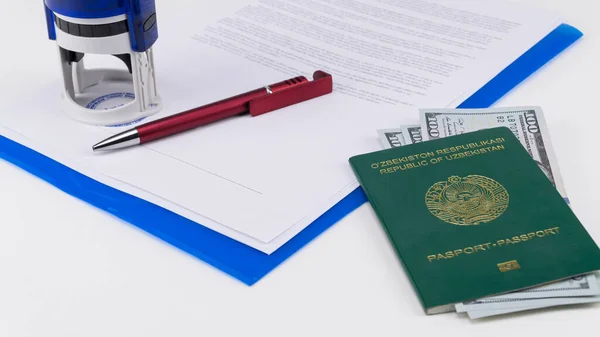 お金でウズベキスタンのパスポート — ストック写真