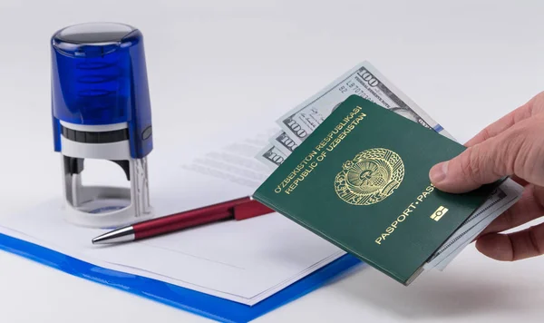 Paszport Uzbekistanu z pieniędzmi — Zdjęcie stockowe