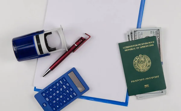 पैसे के साथ उज़्बेकिस्तान का पासपोर्ट — स्टॉक फ़ोटो, इमेज