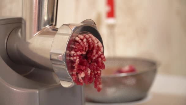 Zubereitung Von Rinderhackfleisch Mit Einem Elektrischen Fleischwolf Rohes Fleisch Fleischwolf — Stockvideo