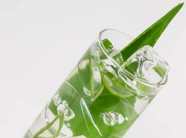 Trinken in einem transparenten Glas — Stockfoto