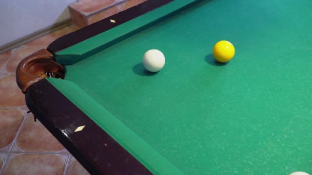 Grüner Billardtisch Mit Weißen Kugeln Mann Spielt Billard — Stockvideo