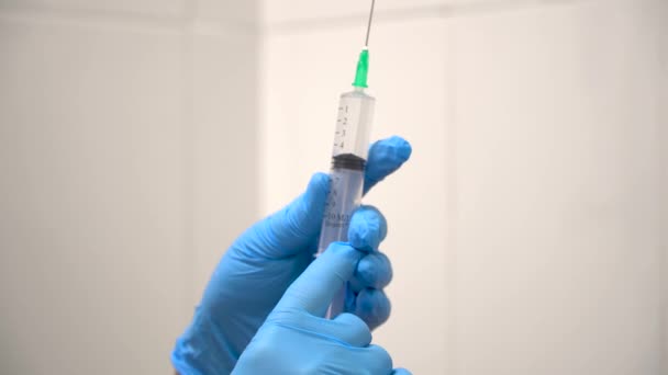 Doctor Prepares Syringe Injection Close — 비디오