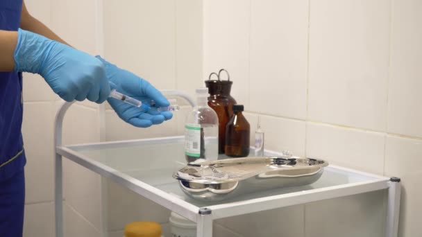 Médico Prepara Una Jeringa Con Una Solución Inyectable Salina — Vídeos de Stock