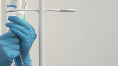 Doktor sistemi bir damlatıcı ve çözeltiyle hazırlar.