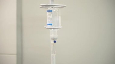 Damar içi enjeksiyon için serum fizyolojik verin. Antibiyotik