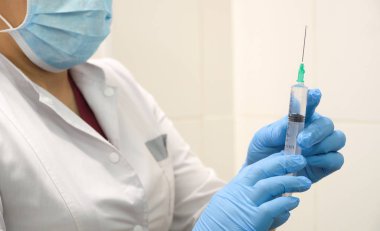 Doktor şırınga hazırlıyor.