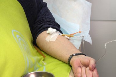 Doktor iğne yapıyor.