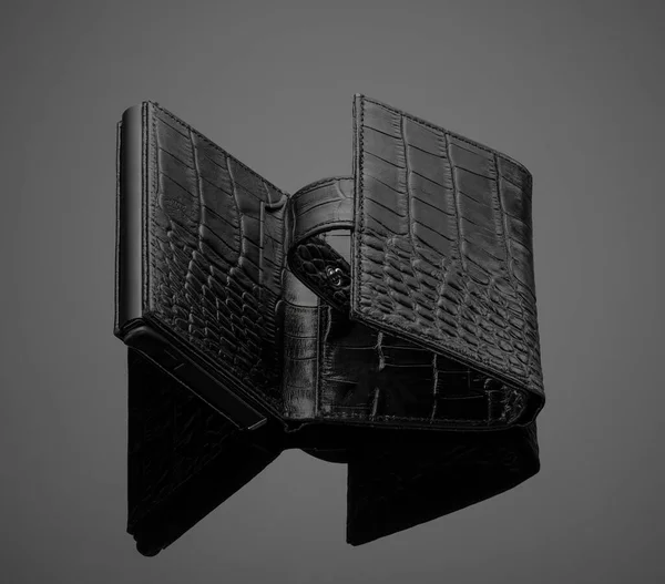 Mäns plånbok på en svart bakgrund — Stockfoto