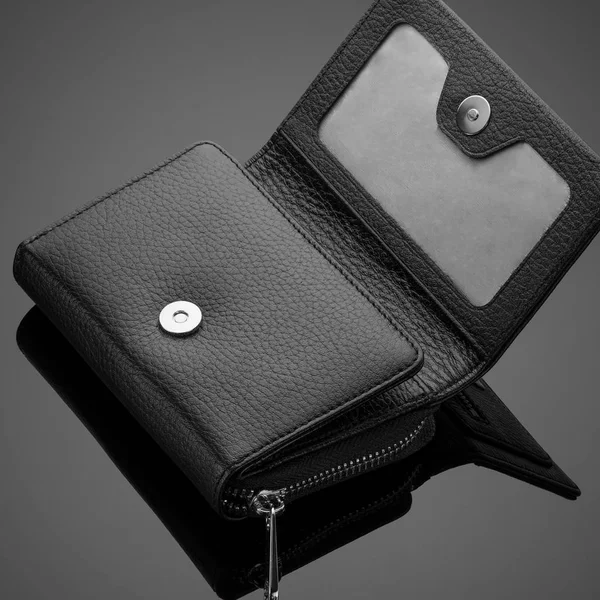 Geldbörse für Männer auf schwarzem Hintergrund — Stockfoto
