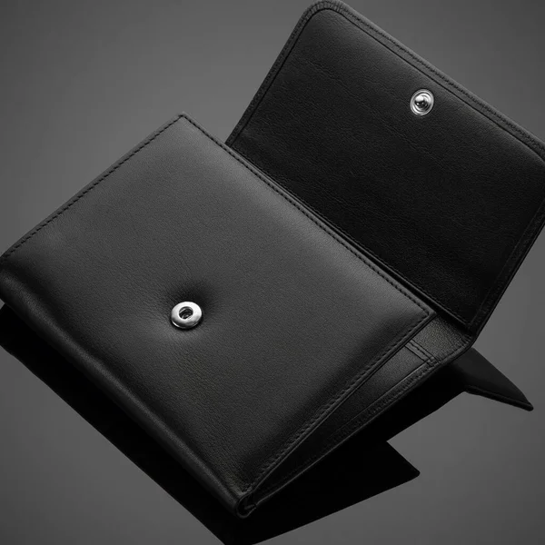 Mäns plånbok på en svart bakgrund — Stockfoto
