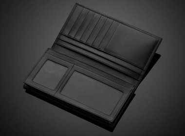 Siyah arka planda erkek cüzdanı.