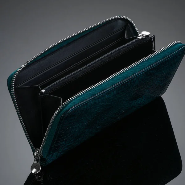 Brieftasche auf schwarzem Hintergrund — Stockfoto