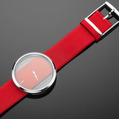 Siyah arka planda moda kadın saati