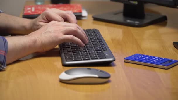一个男人在键盘上打字 自由撰稿人在家里工作 — 图库视频影像