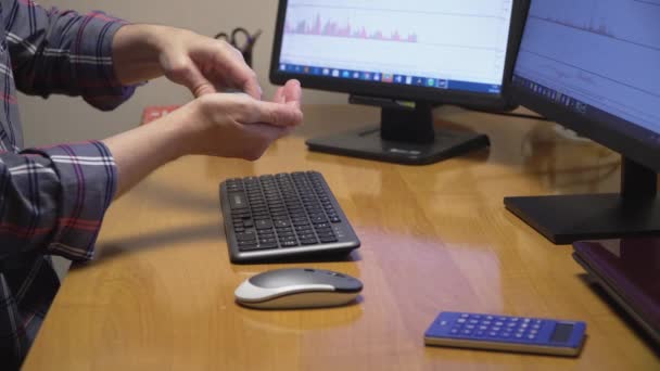 Hombre Desinfecta Las Manos Con Gel Antiséptico Antes Trabajar Una — Vídeo de stock