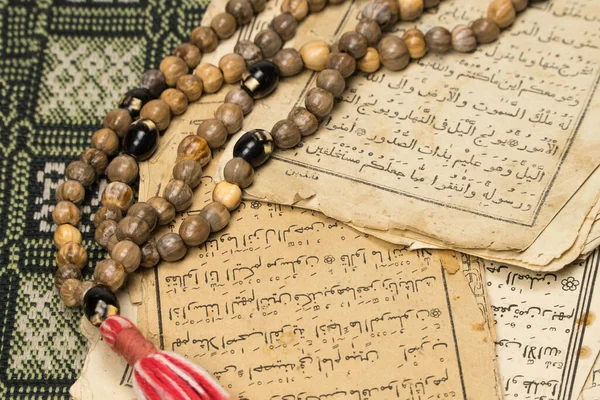 Manik Manik Doa Muslim Dengan Halaman Kuno Dari Quran Islam — Stok Foto
