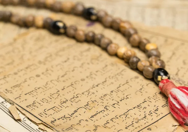 Manik Manik Doa Muslim Dengan Halaman Kuno Dari Quran Islam — Stok Foto