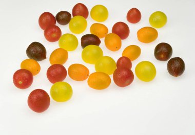 Beyaz arka planda çok renkli domatesler. ıslak domatesler