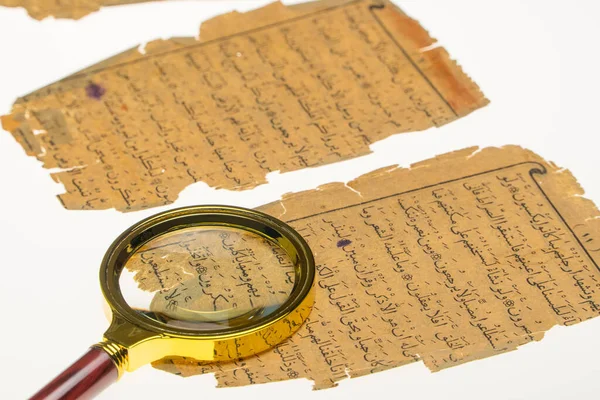 Könyvoldalak Arab Kézirattal Asztalon Egy Fénnyel Egy Nagyítóval Paleográfia Ókori — Stock Fotó