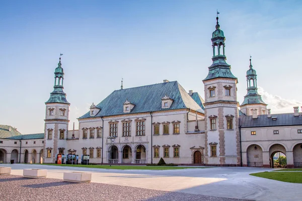 Palácio do Bispo no dia em Kielce, Polônia — Fotografia de Stock