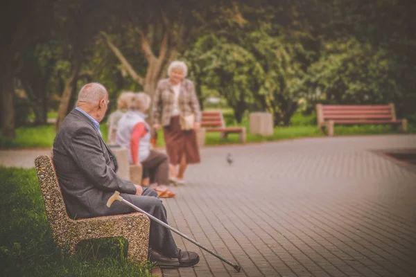 Bir parkta yaşlı insanlar
