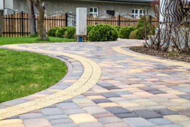 evin önünde bahçedeki taş kaplama