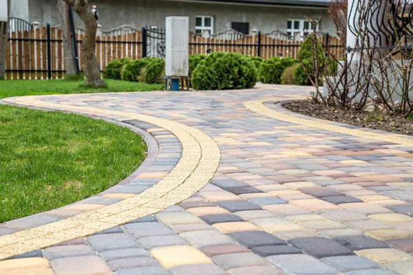 evin önünde bahçedeki taş kaplama