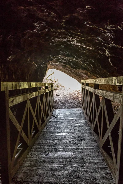 Ormanda küçük bir köprü ile mağara