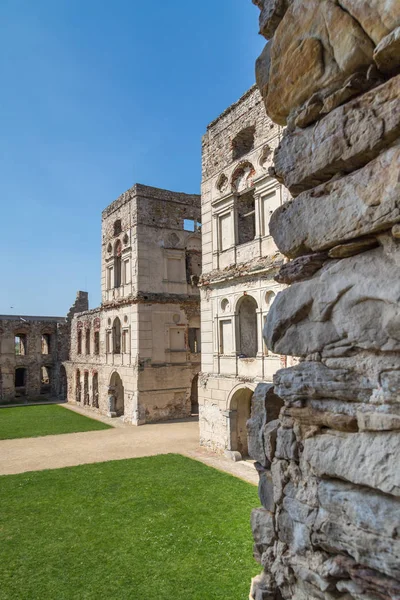 Çim çalılar arasında güzel gün batımı