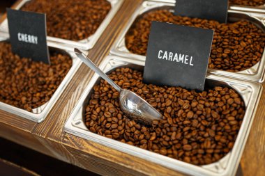 kahve çekirdekleri içinde ahşap kutu yakın çekim