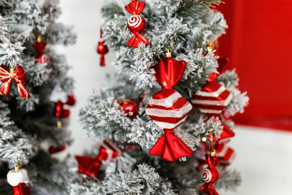 Brinquedo Decoração Árvore Natal Forma Doce Vermelho Bonito Fundo Abeto — Fotografia de Stock