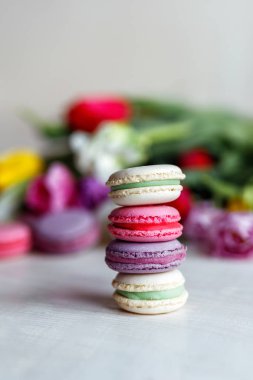 Bahar beyaz ahşap zemin üzerine macarons çiçekler