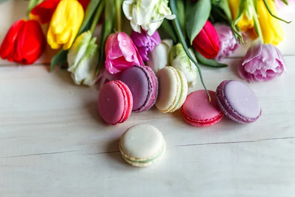 Macarons Sur Fond Blanc Bois Avec Des Tulipes Fleurs Printanières — Photo