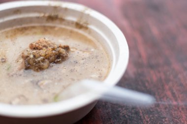 Tay tarzında yakın kase domuz eti ile lapa olduğunu lezzetli yemek, sel