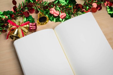 Noel süslemeleri ile ahşap masa üstünde boş defter