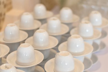 çok boş kahve Kupası hazırlığı kahve molası başlayay beyaz