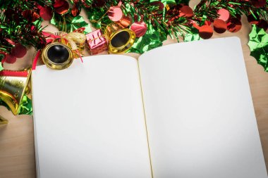 Noel süslemeleri ile ahşap masa üstünde boş defter