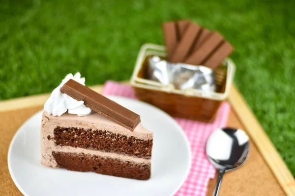 Pastel de chocolate con crema batida y cobertura de oblea de chocolate en gr — Foto de Stock