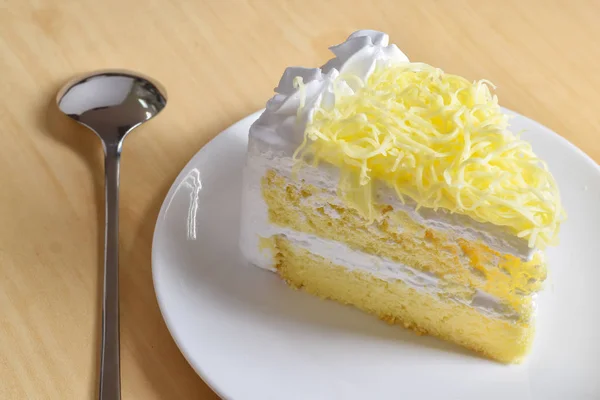 ケーキのホイップ クリームと粉チーズのトッピングで — ストック写真