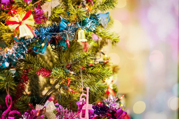 Hermoso árbol de navidad decorado celebración para la Navidad hol — Foto de Stock