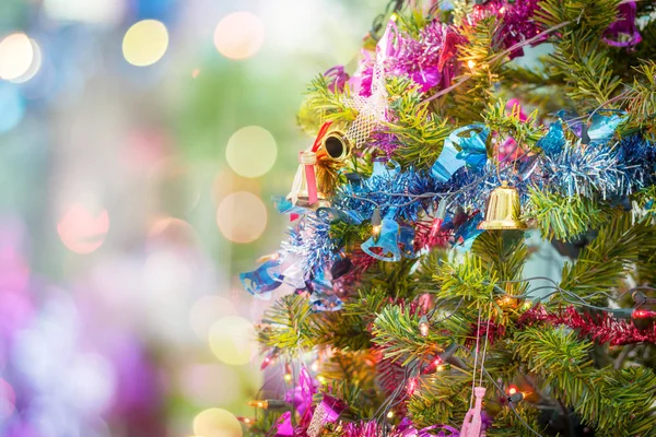 Hermoso árbol de navidad decorado celebración para la Navidad hol — Foto de Stock