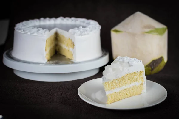 Délicieux gâteau à l'éponge au lait de coco frais avec peu de sucre — Photo