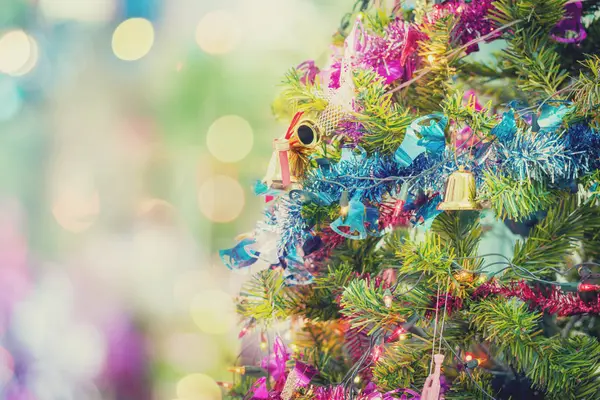 Hermoso árbol de navidad decorado celebración para la Navidad hol — Foto de Stock