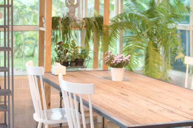 temiz Cafe, seçici odak aile akşam yemeği için yemek masası