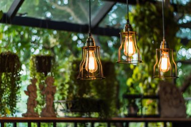 güzel ampul akkor asılı iç roo dekore edilmiştir.