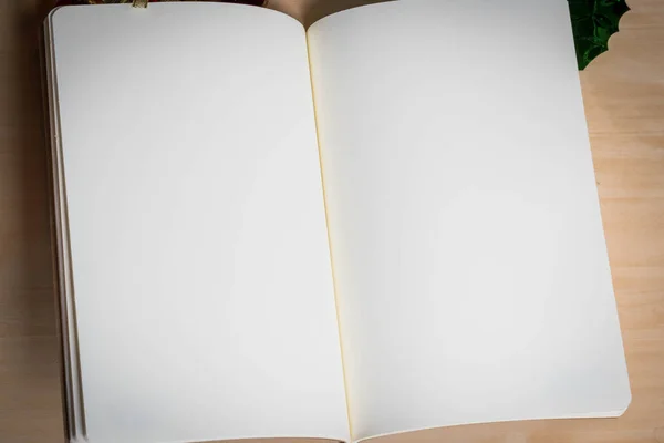 Cuaderno en blanco sobre mesa de madera con decoraciones navideñas —  Fotos de Stock