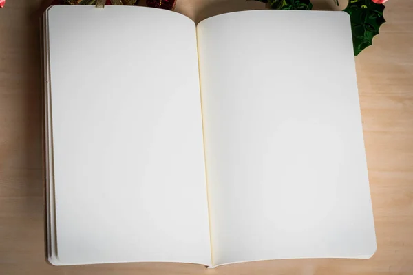 Tom anteckningsbok på trä bord med julpynt — Stockfoto