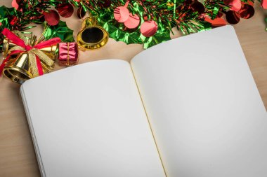 Noel süslemeleri ile ahşap masa üstünde boş defter