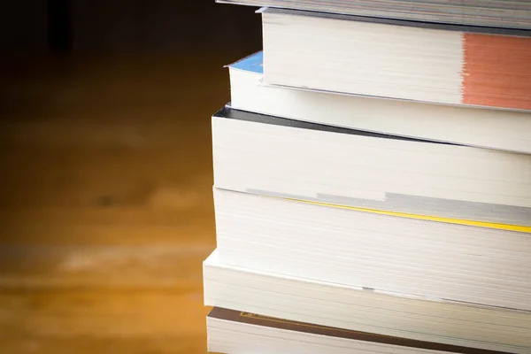 Zbliżenie stosu książek na drewnianym stole — Zdjęcie stockowe